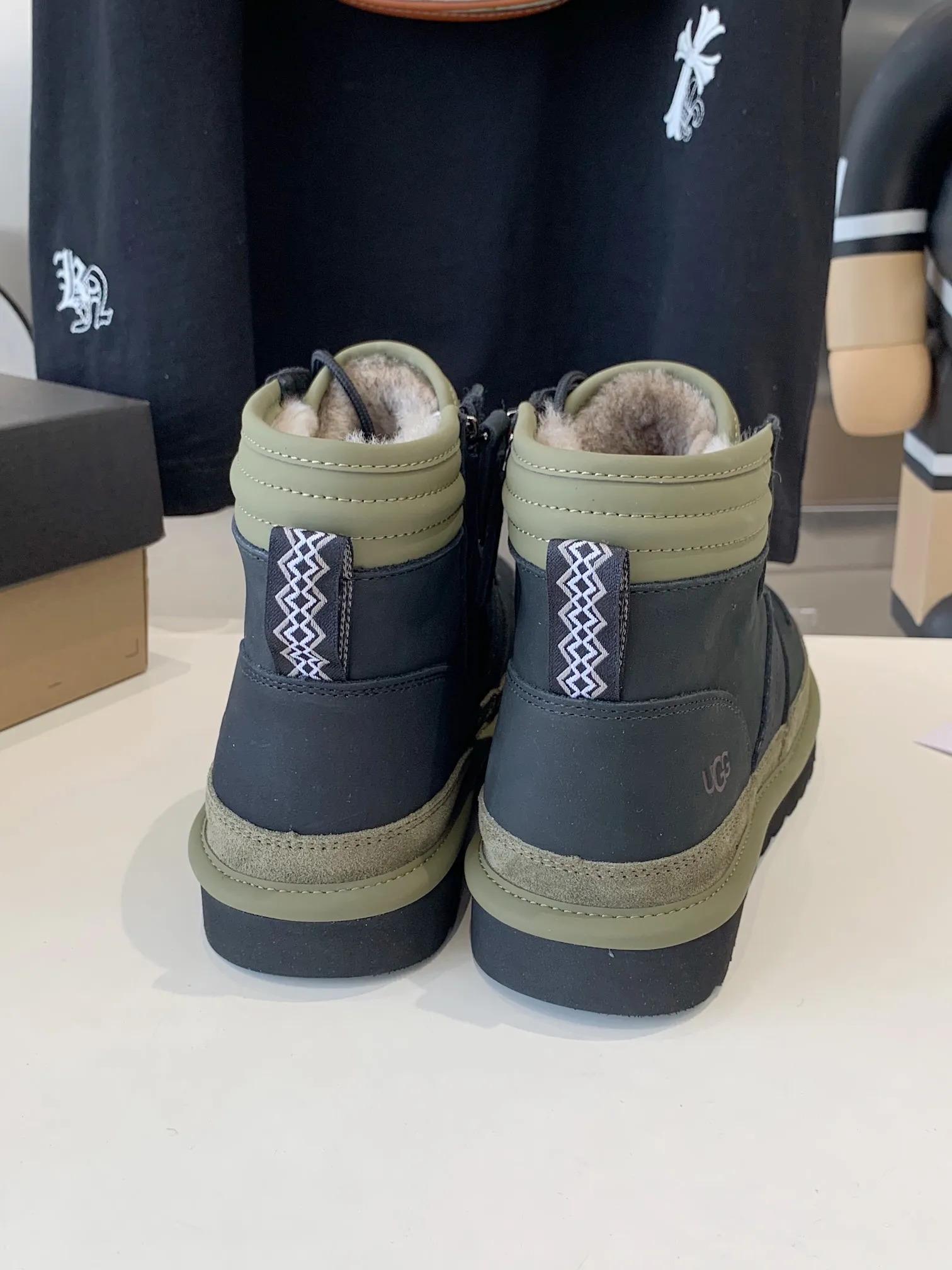 [UGG] P: 660💰 Men's model. Size: 39-44 𝐔gg 1122170 Side zipper Highlander men's shoes. Men's sheepskin lining imported from Australia. Sole. Light wing technology outsole. The upper foot is very comfortable. Men's snow boots are OK for husband and dad. High-end atmosphere. Three colors: chestnut, dark brown, olive green.